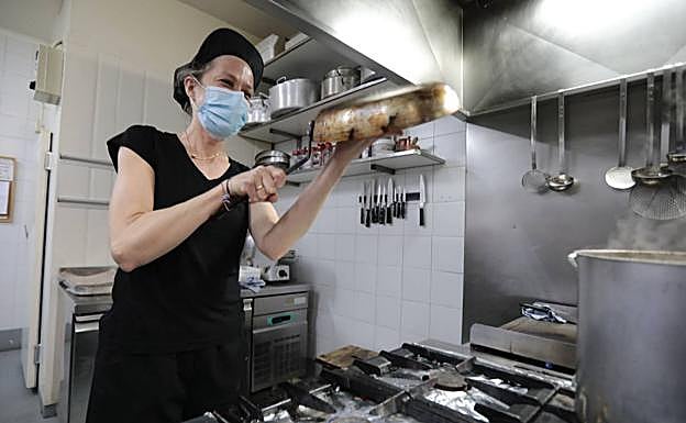 Dar vuelta a la tortilla de patatas en el aire es todo un arte, como demuestra La cocinera Tatyana Ivanova, del bar Argales. 