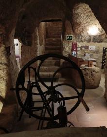 Imagen secundaria 2 - Centro de Interpretación del vino de Mucientes. Arriba, el lagar restaurado del siglo XVI. Abajo, un pozo y una bomba de trasegar. 