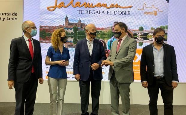 Vicente del Bosque escucha al alcalde en compañía del presidente de la Diputación y los concejales Ana Suárez y Fernando Castaño.