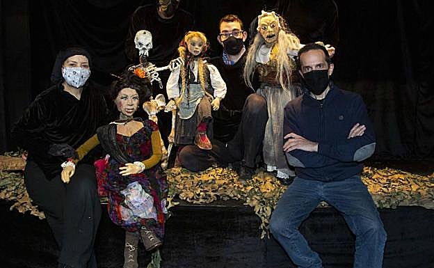 Ensayo de la obra Celestina Infernal, representación de títeres para adultos a cargo de Teatro Corsario.