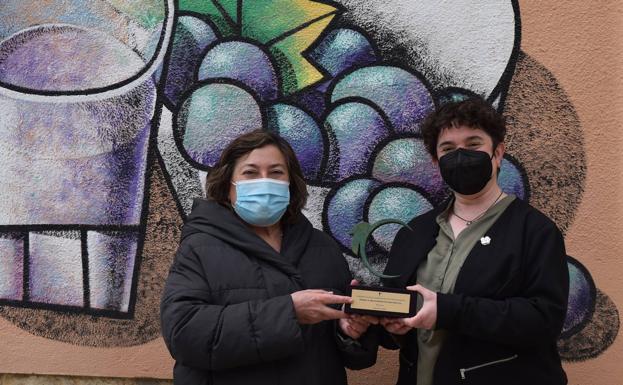 Emiliana Centeno y Gloria Martín posan con el premio de Acevin. 