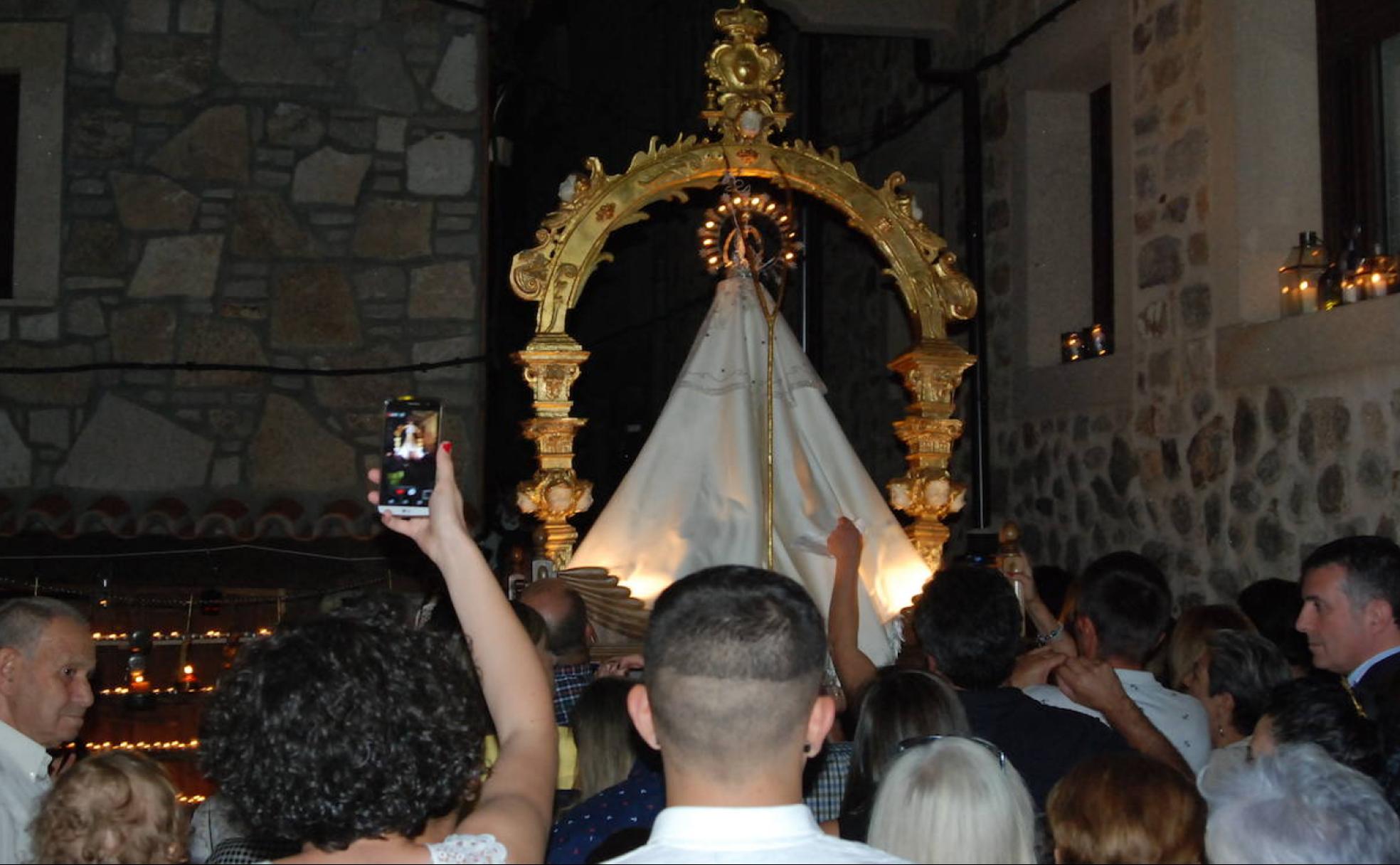 La Virgen de la Cuesta recorre en la noche del 7 de septiembre las calles de Miranda del Castañar iluminadas únicamente por candiles y velas durante la procesión de los Candiles.