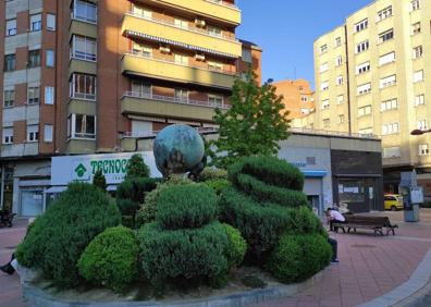 Imagen secundaria 1 - Grafitis en San Juan y el parque de la Paz. Y cómo los setos impiden ver bien la escultura de la avenida de Palencia. S. B. 