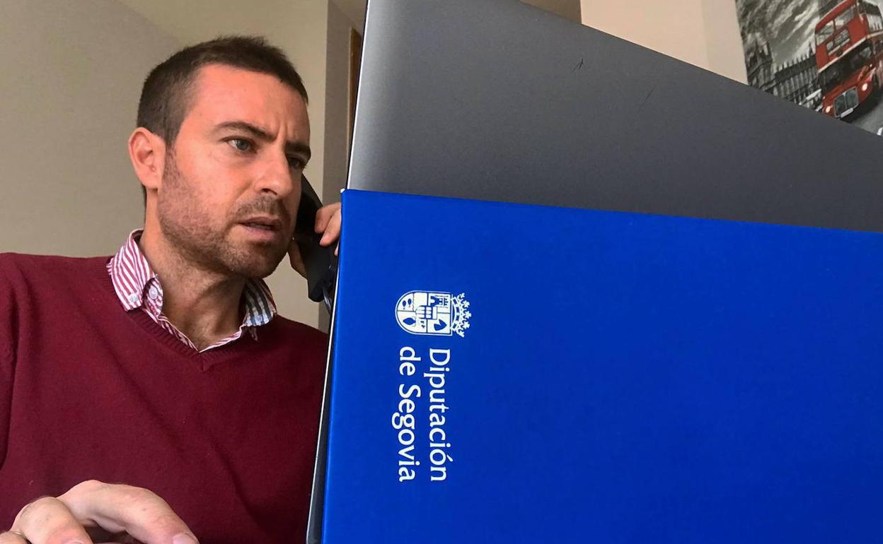 Miguel Ángel Blanco, empleado de la Diputación de Segovia, teletrabajando desde su casa. 