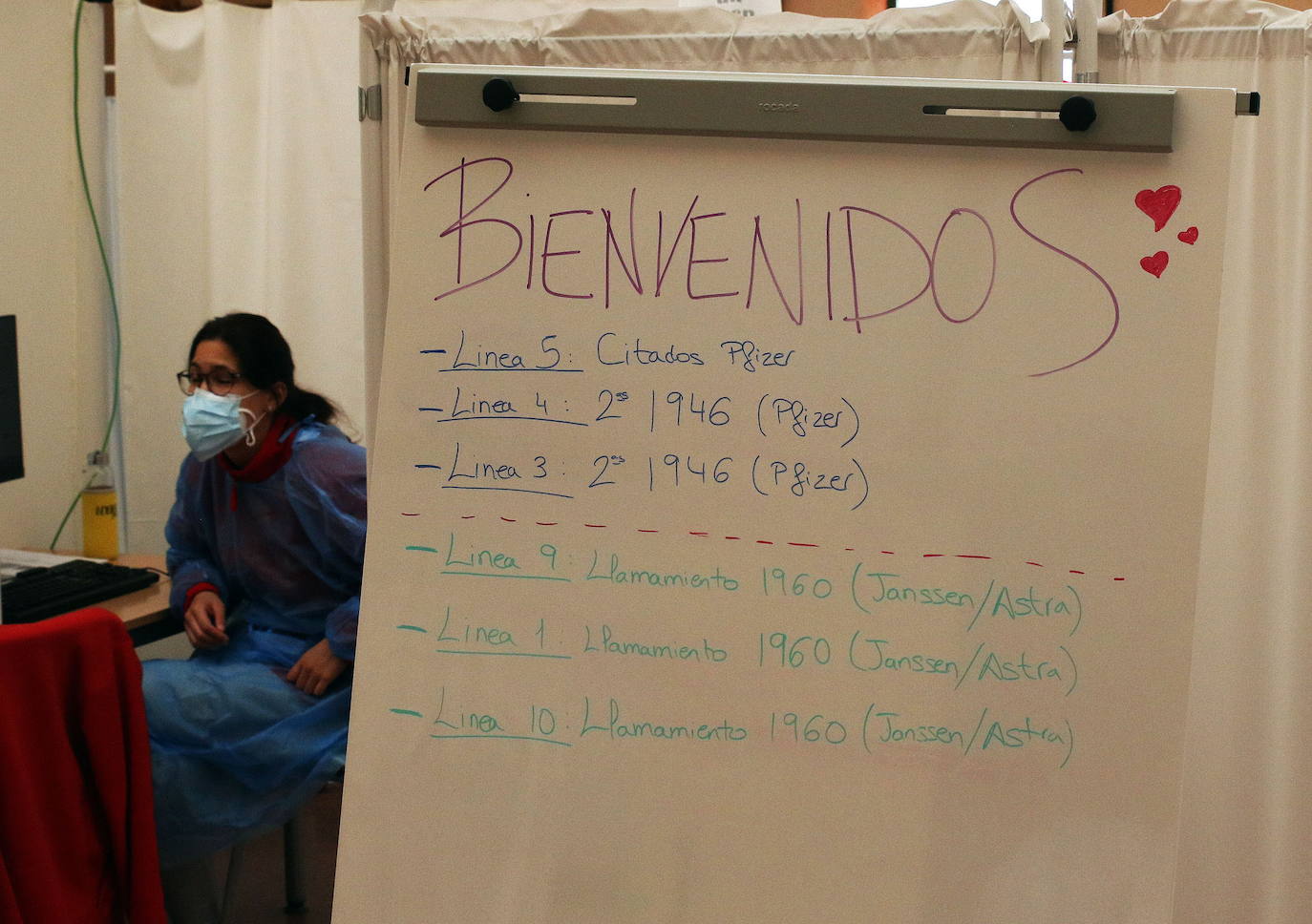 Cartel en el Pedro Delgado en el que se indican las vacunas por fecha de nacimiento.