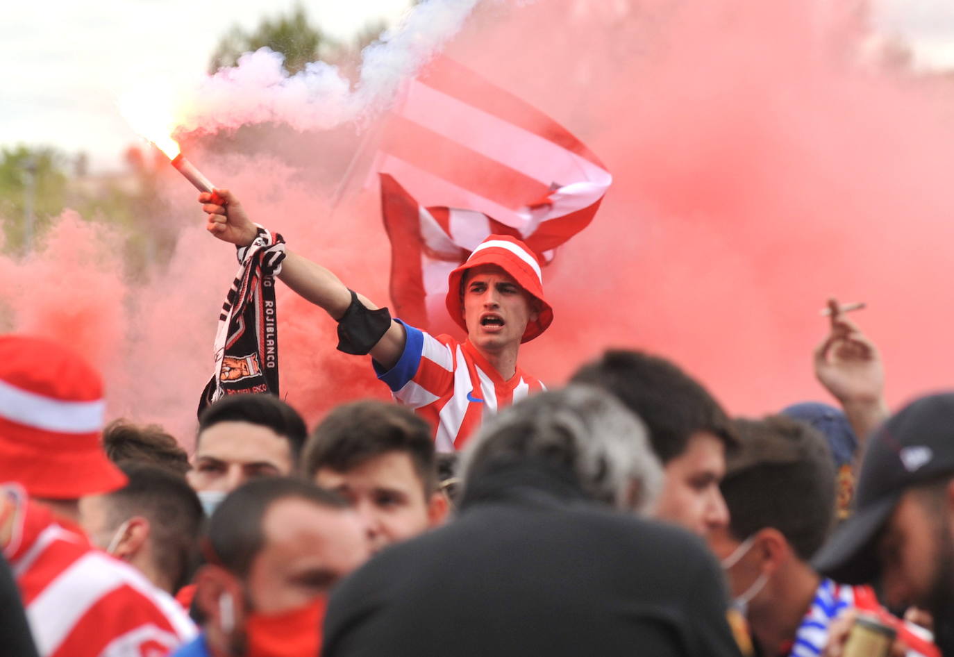 Fotos: La afición del Atlético de Madrid toma el exterior del Estadio José Zorrilla