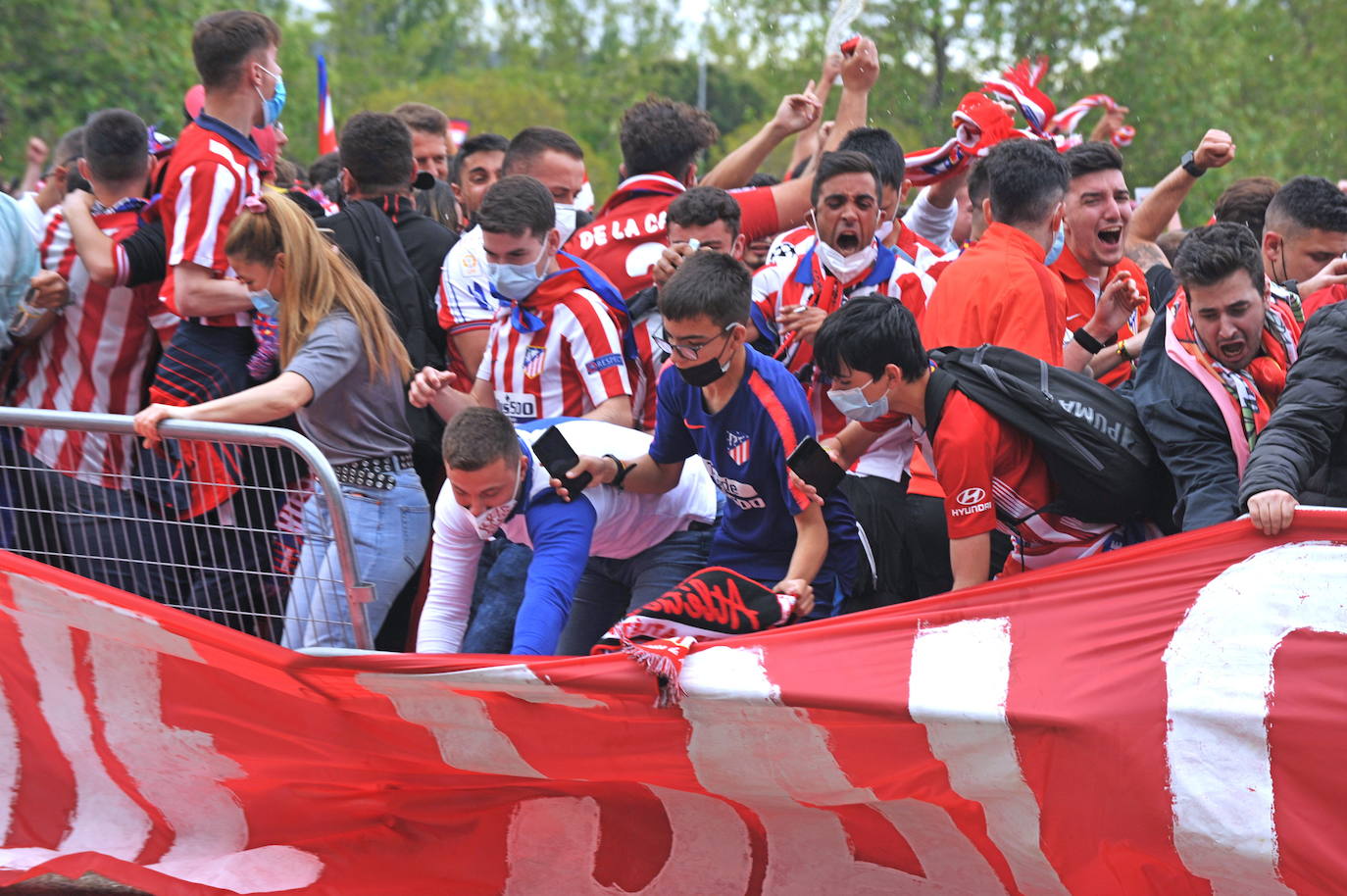 Fotos: La afición del Atlético de Madrid toma el exterior del Estadio José Zorrilla