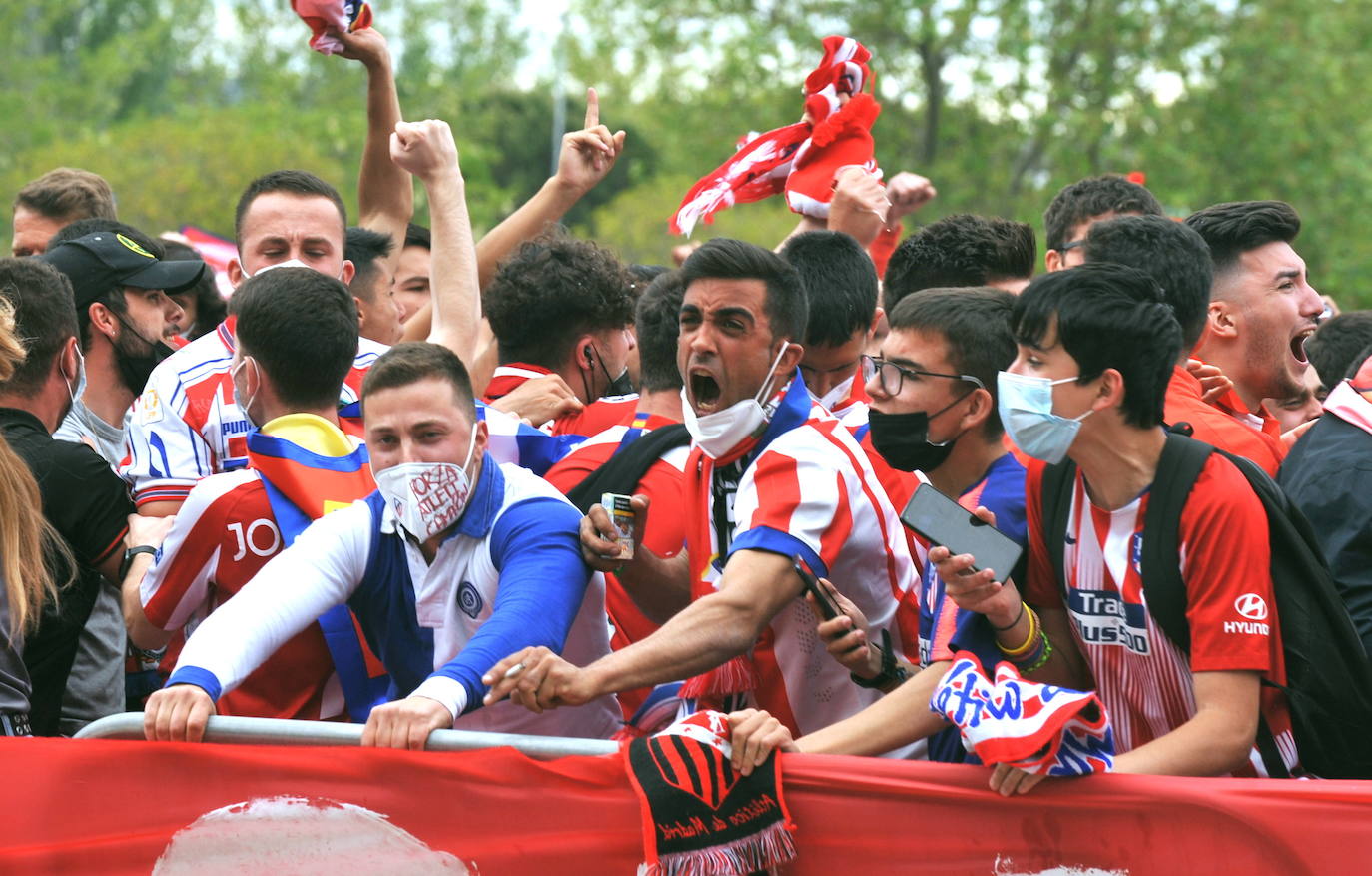 Fotos: La afición del Atlético de Madrid toma el exterior del Estadio José Zorrilla