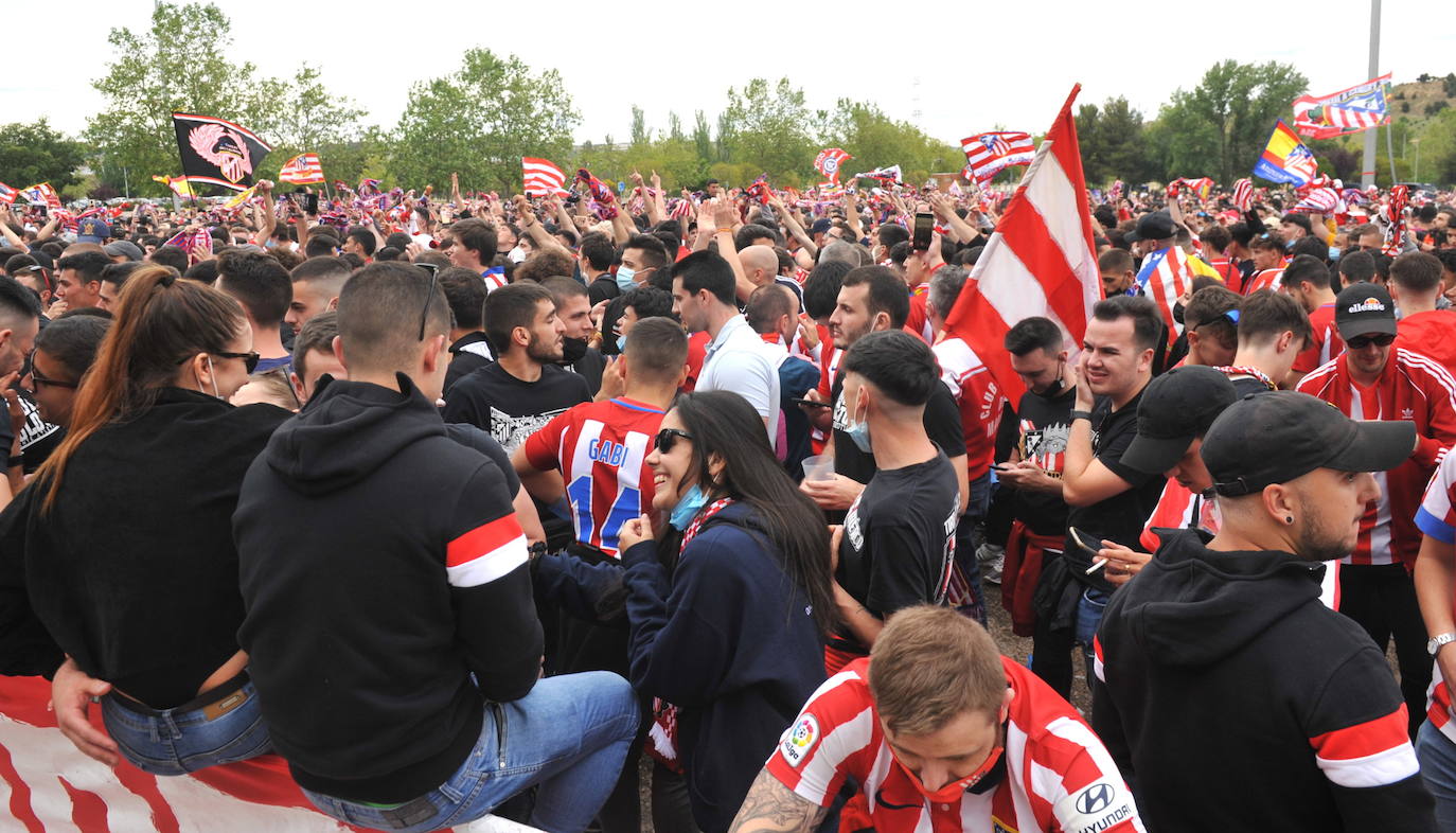 Fotos: La afición del Atlético de Madrid toma el exterior del Estadio José Zorrilla