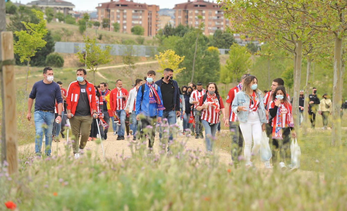 Fotos: La afición del Atlético de Madrid toma el exterior del Estadio José Zorrilla