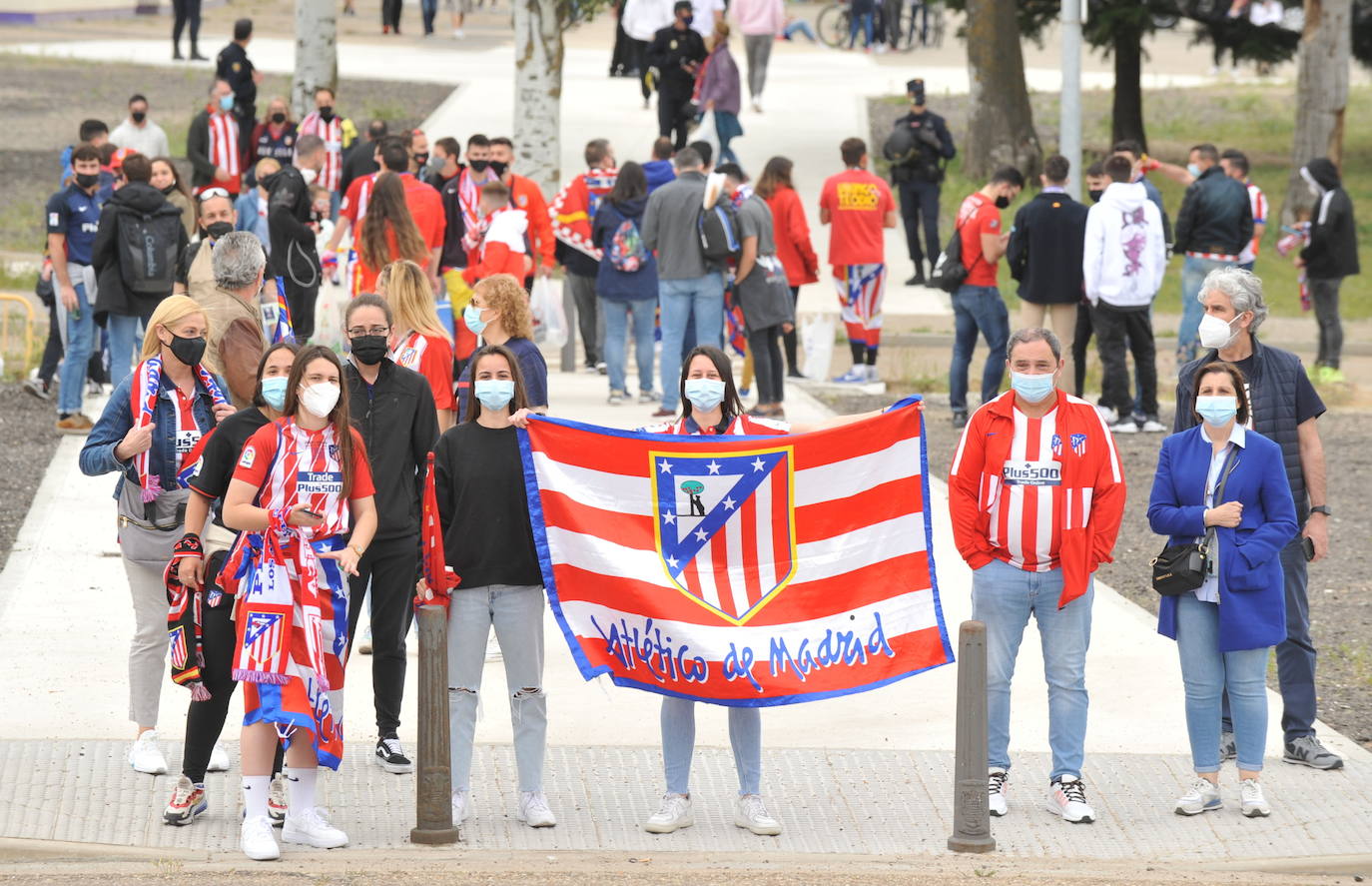 Fotos: La afición del Atlético de Madrid toma el exterior del Estadio José Zorrilla