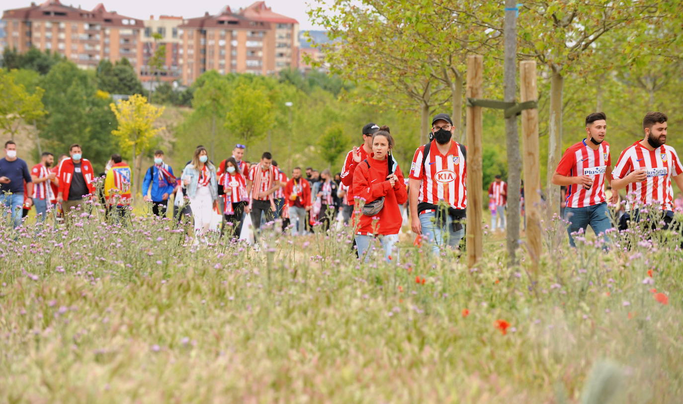 Fotos: La afición del Atlético de Madrid toma el exterior del Estadio José Zorrilla