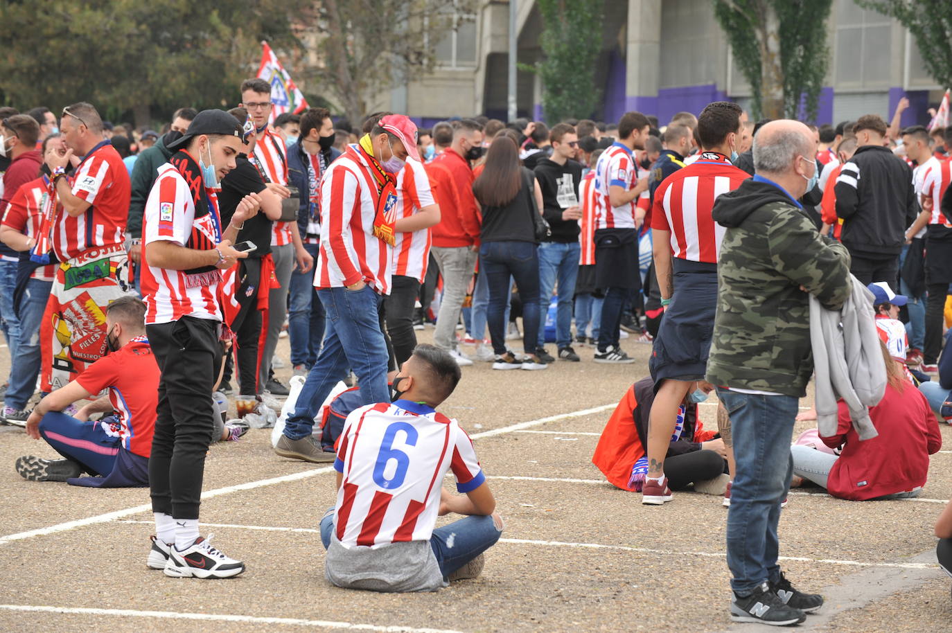 Fotos: La afición del Atlético de Madrid toma el exterior del Estadio José Zorrilla