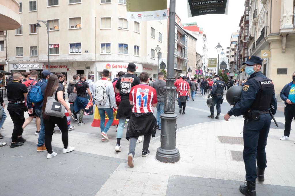 Fotos: La afición del Atlético de Madrid toma Valladolid