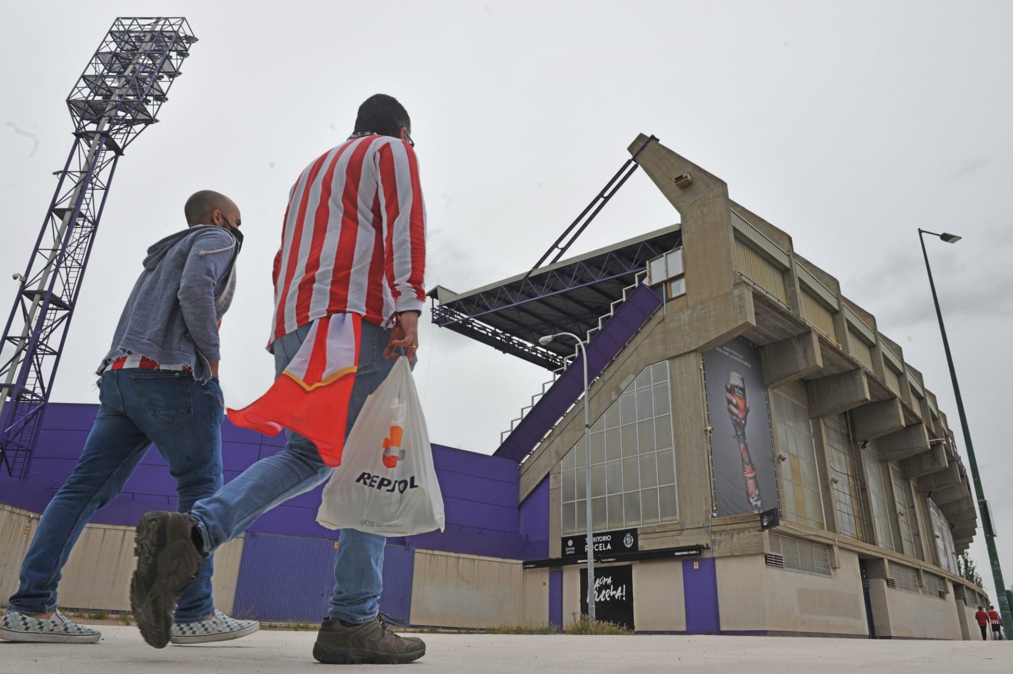 Fotos: La afición del Atlético de Madrid toma Valladolid