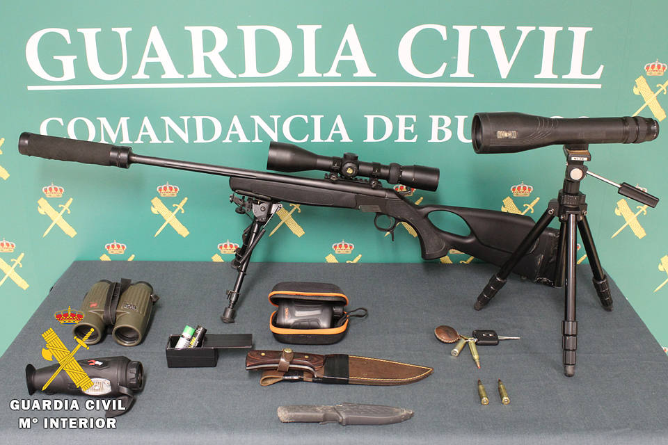 Objetos incautados a los cazadores furtivos detenidos en Burgos. 
