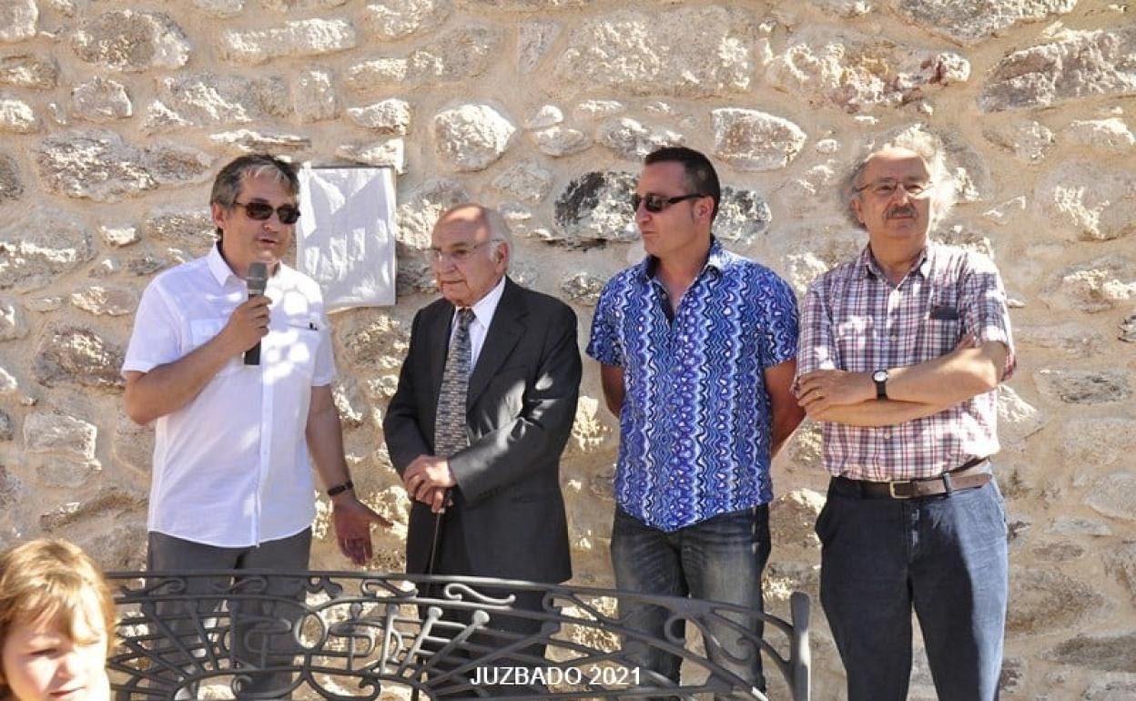 Francisco Brines, segundo por la izda., durante su visita a Juzbado.