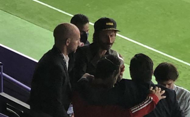 Los aficionados del Atlético de Madrid Gonzalo Miró y Leiva, ya sin mascarilla, al término del partido en el palco de Zorrilla