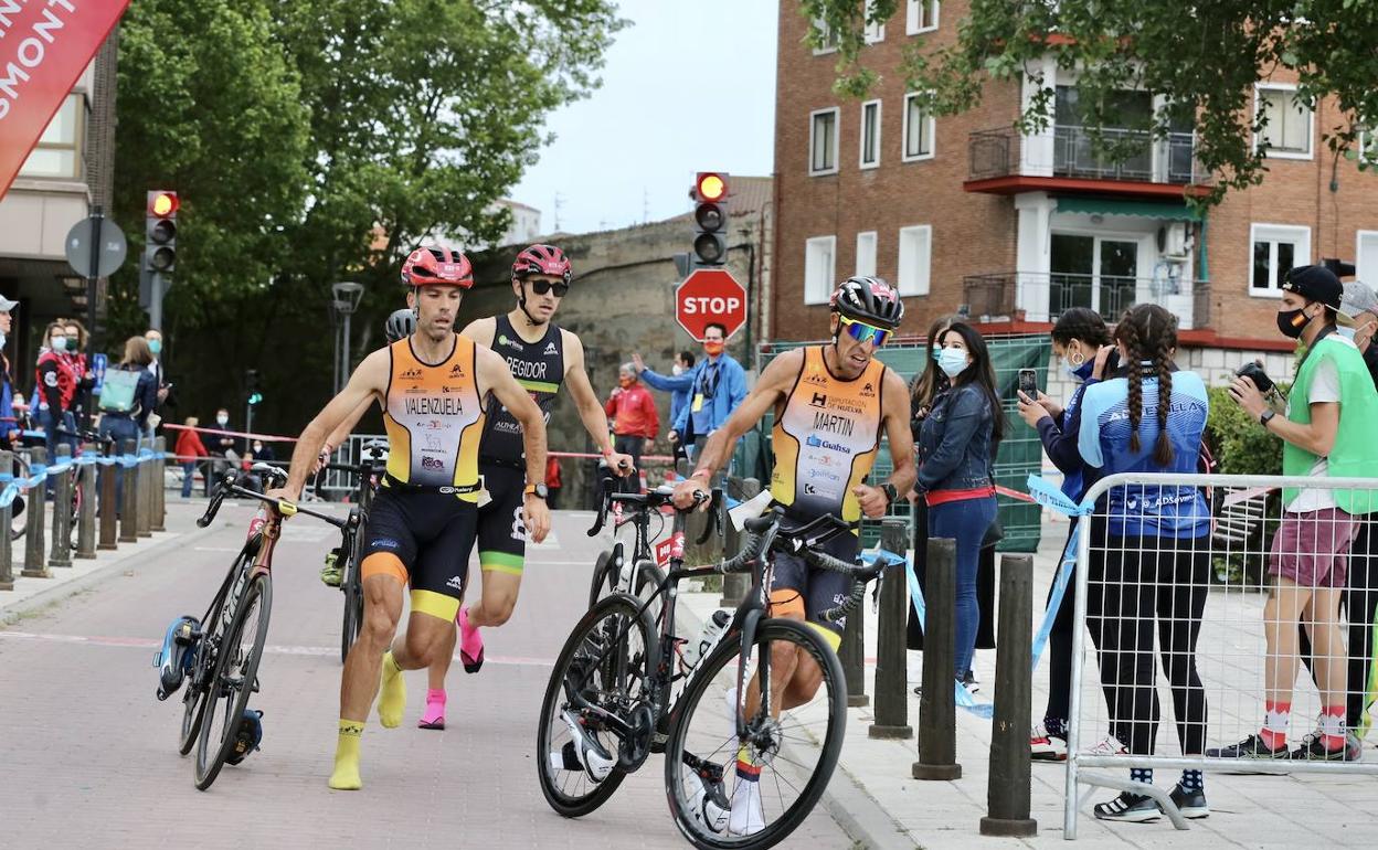 Una transición entre carrera y bicicleta en la bajada hacia la playa de las Moreras 