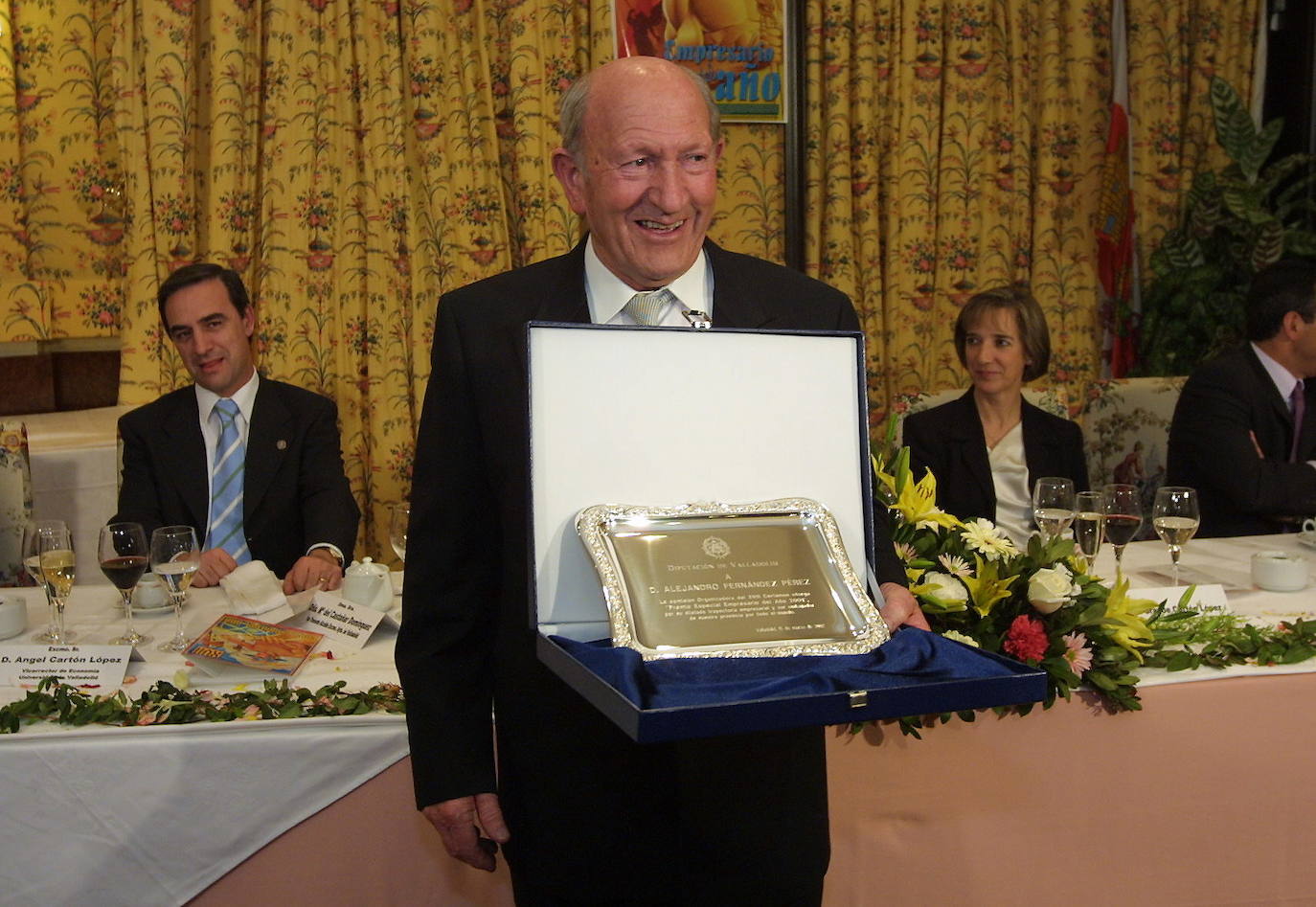 Alejandro Fernández recibe el premio Empresario del Año en 2002.