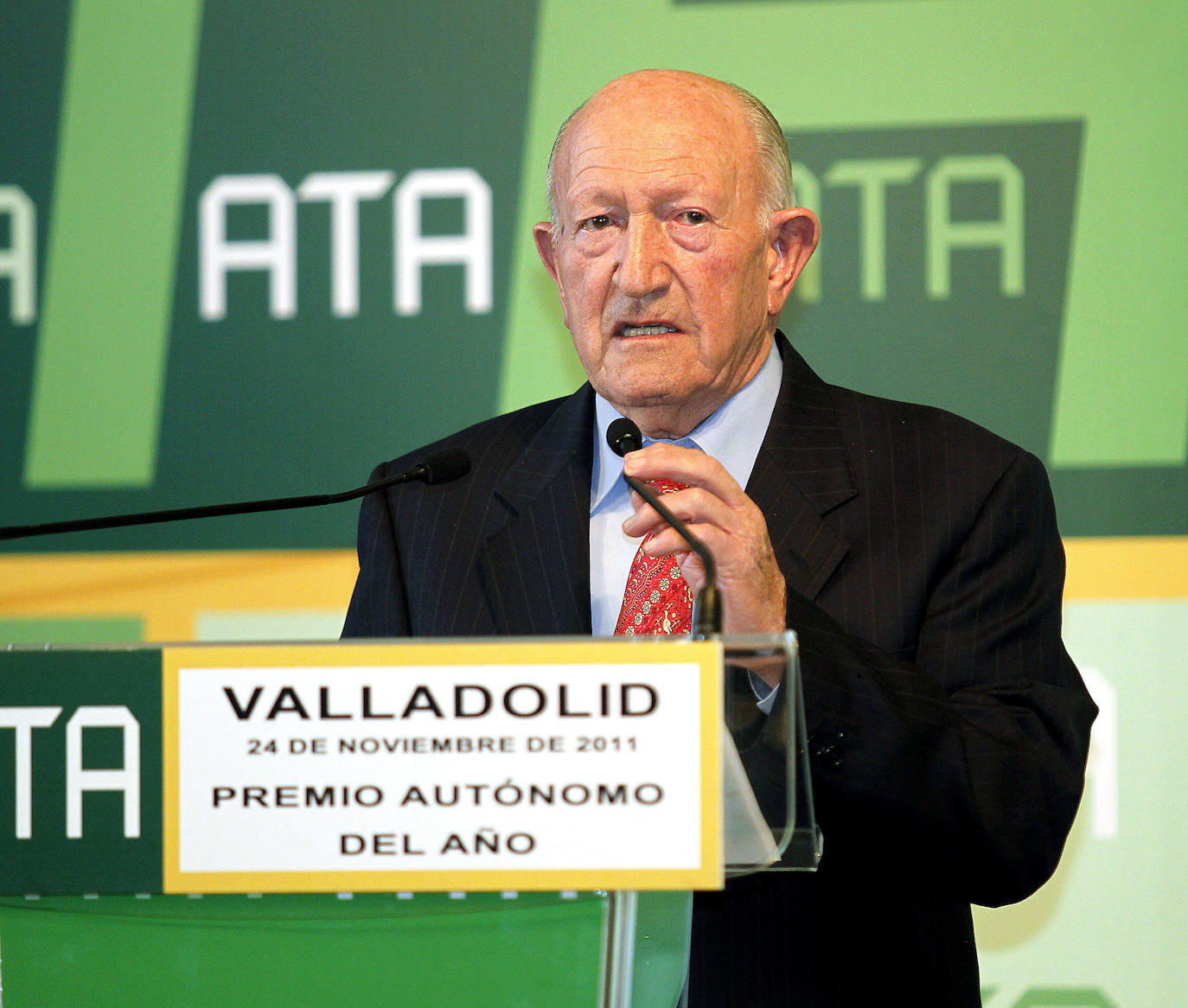 Alejandro Fernández entrega los premios ATA a los autónomos del año en 2011.