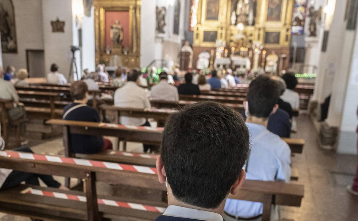 Misa en el santuario de Nuestra Señora del Carmen Extramuros. 