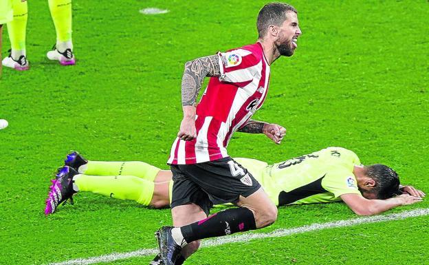 Iñigo Martínez celebrael gol del triunfo del Athletic ante el Atlético en San Mamés. 