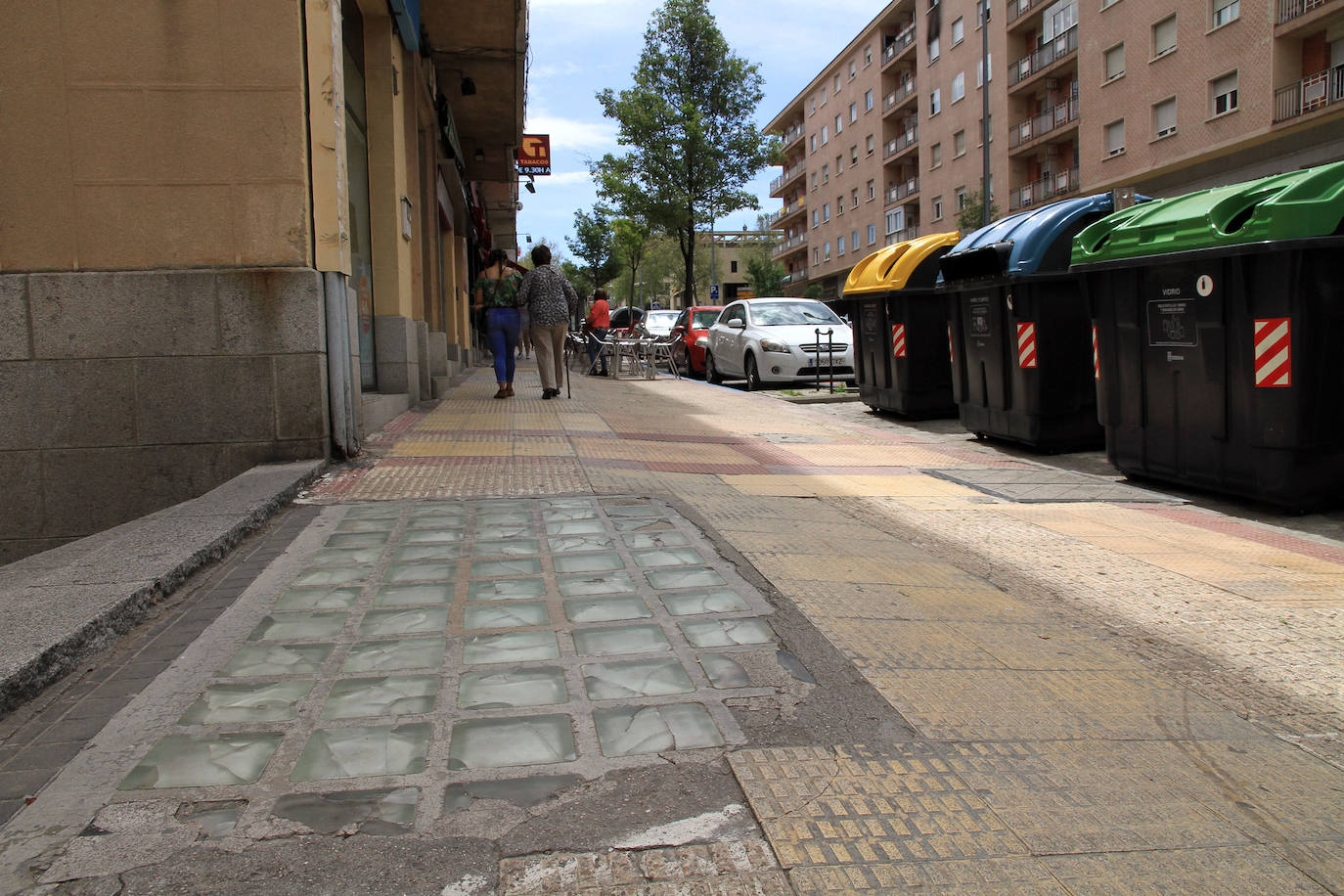 Acera en el tramo inferior del paseo Ezequiel González.