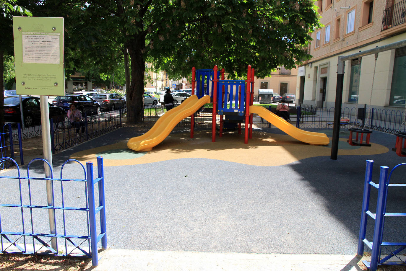 Parque infantil en la plaza del Doctor Gila, recientemente renovado.