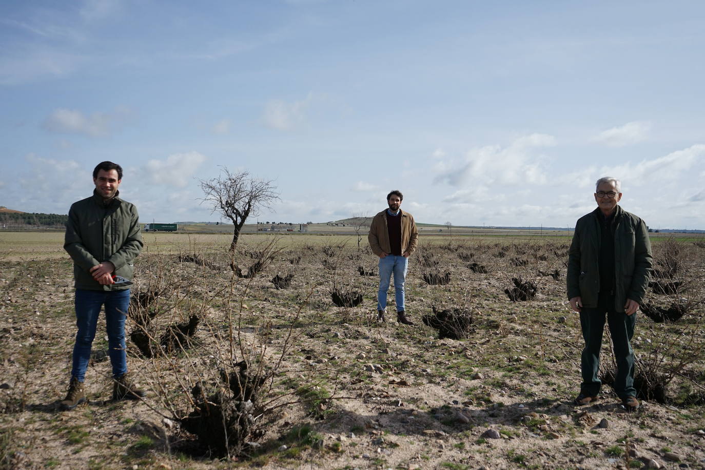 Los hermanos Diego y Joaquín González-Herrero Camiruaga, junto a Francisco Barrero, quien plantó las viñas.