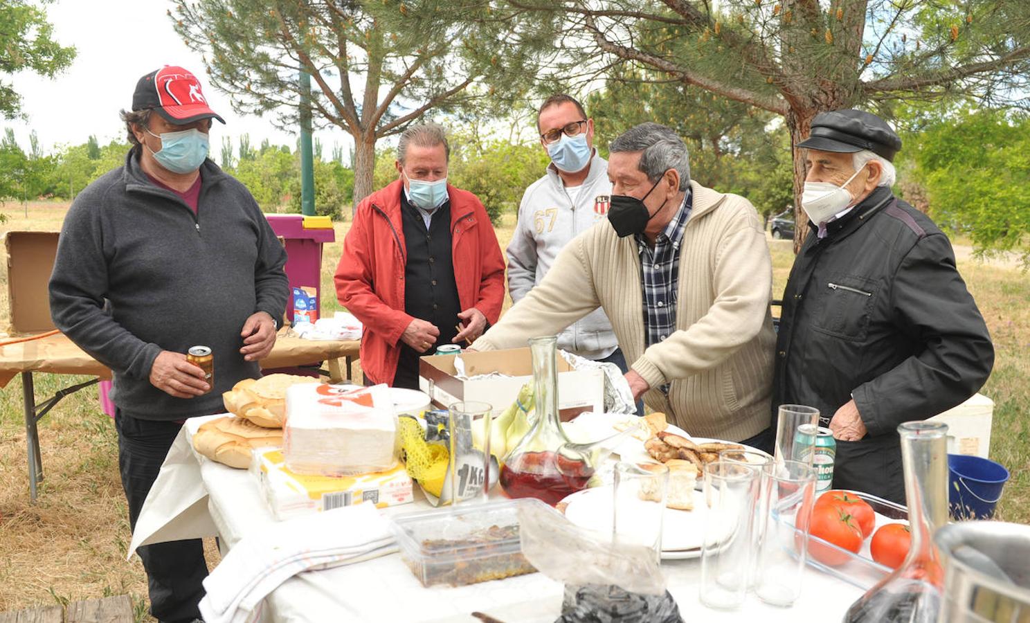 Almuerzo en la campa del Carmen el Lunes de Pentecostés.