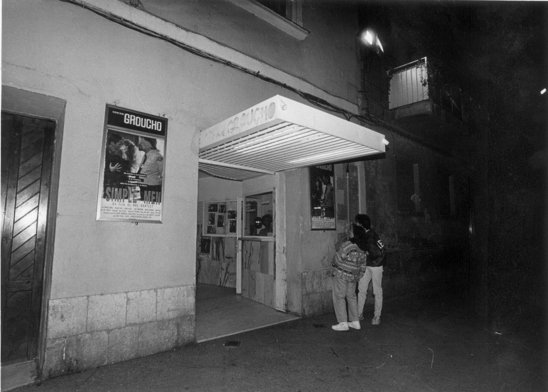 Inaugurado el 5 de octubre 1984 en calle Cadenas de San Gregorio. Era una pequeña sala que con cinco filas de 18 butacas cada una y regentado por una madre y su hija, era un espacio "familiar y cercano".