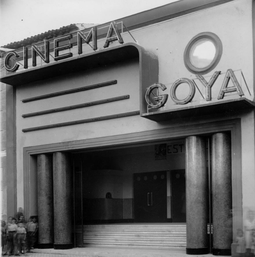 El cine estaba situado en la calle Labradores, 15. La inauguración oficial se realizó el 15 de septiembre de 1944 con la proyección de 'La Maja del Capot'. Cerró sus puertas en noviembre de 1986. Se demolió el inmueble y se construyó un edificio de viviendas.