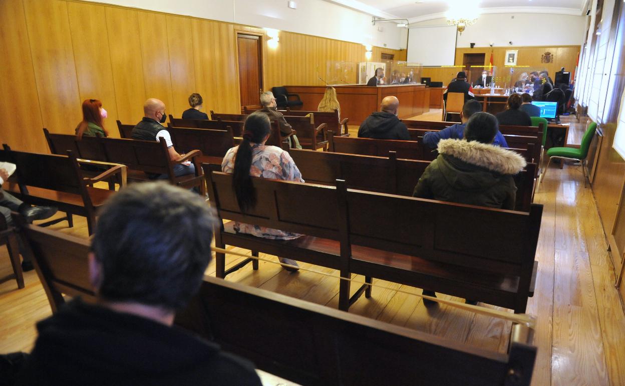 Los acusados, en tandas de diez personas, ocuparon las bancadas del público antes de declarar. 