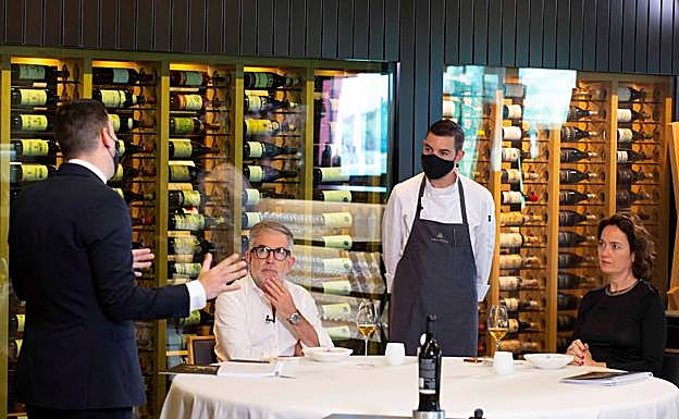 El sumiller Diego González y el chef Cristóbal Muñoz presnetan sus platos a José Ferrer y Carmen Aumesquet. 