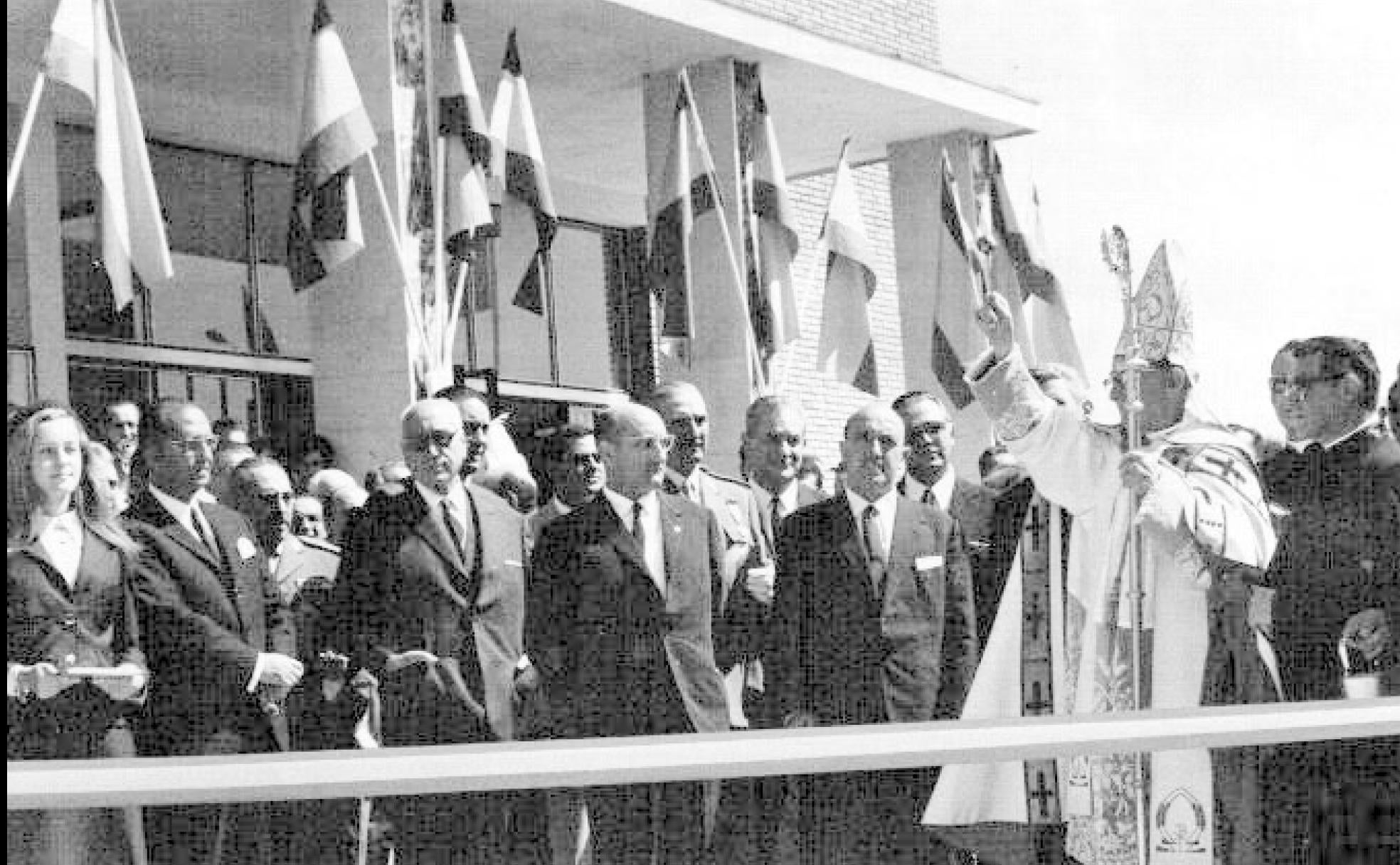 El arzobispo, José García Goldáraz, bendice la Feria de Muestras de Valladolid de 1967, con la asistencia del ministro de Comercio, García-Moncó.