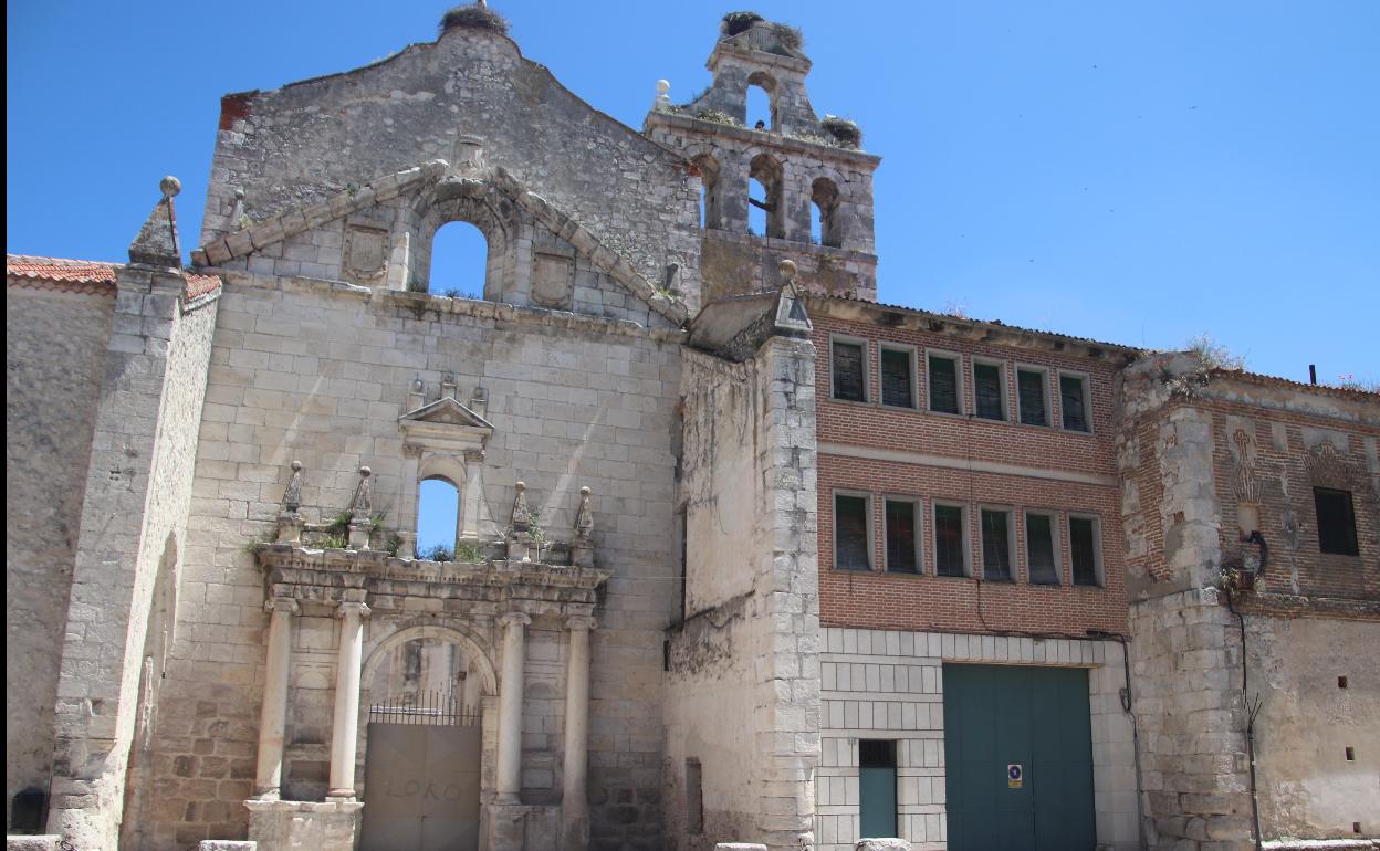 Portada de la iglesia, de propiedad municipal. El edificio de ladrillo, con puerta de cochera de su lado es el convento. 