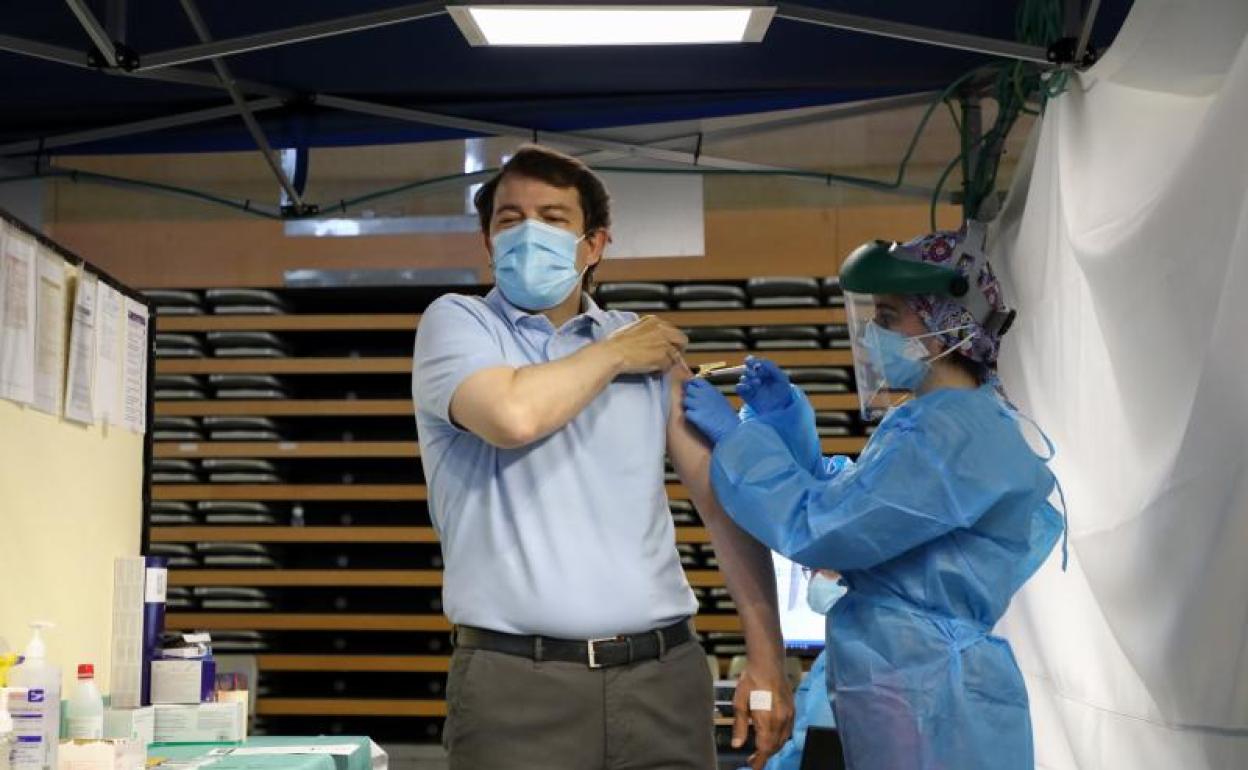 Manueco recibe la primera dosis de la vacuna.