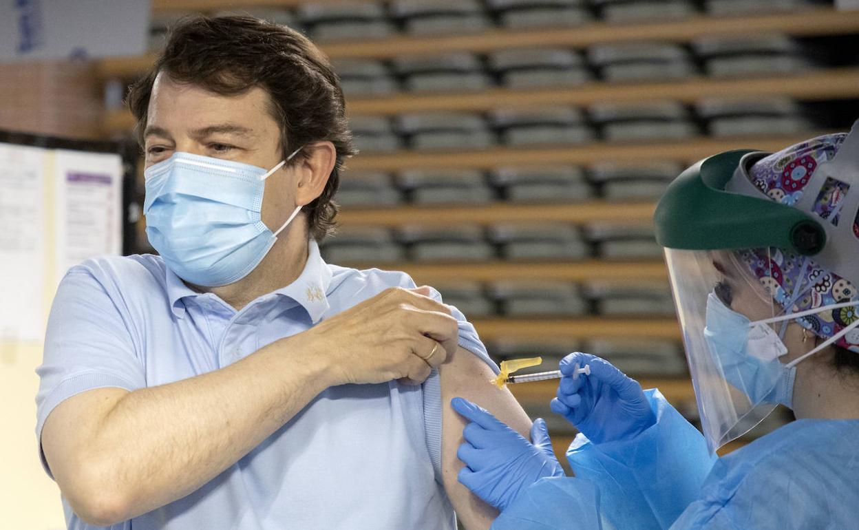 El presidente de la Junta de Castilla y León, Alfonso Fernández Mañueco, se vacuna en Salamanca contra la covid. 