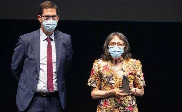 Goyo Ezama, director general de El Norte de Castilla, que entregó el Premio de la Audiencia a Laura de la Torre, vicepresidenta de la Federación de Salud Mental de Castilla y León.