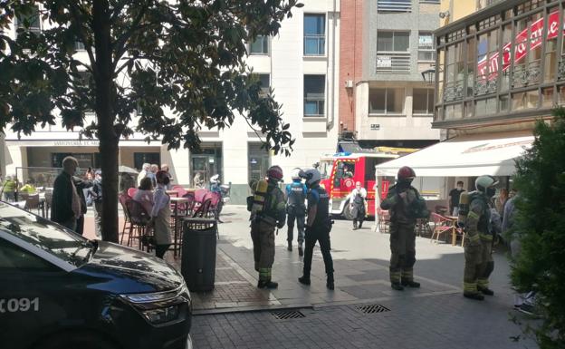 Imagen principal - Los bomberos sofocan un fuego en el bar Vino Tinto de Valladolid.