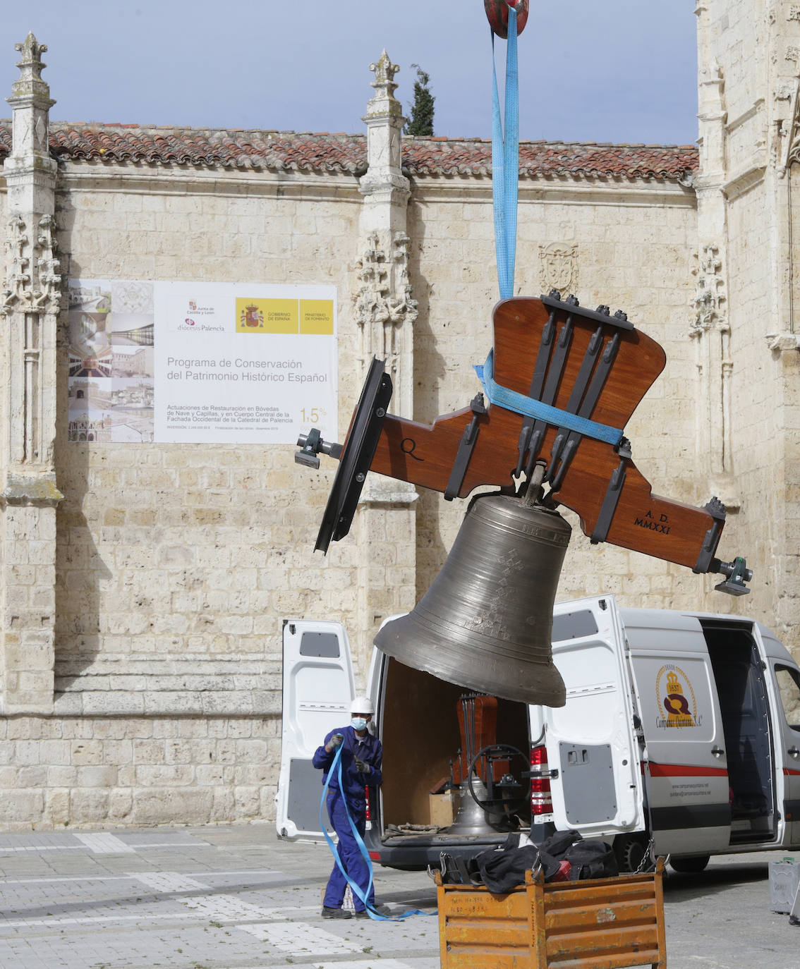 La grúa sube cuatro de las campanas que han sido restauradas en Saldaña.