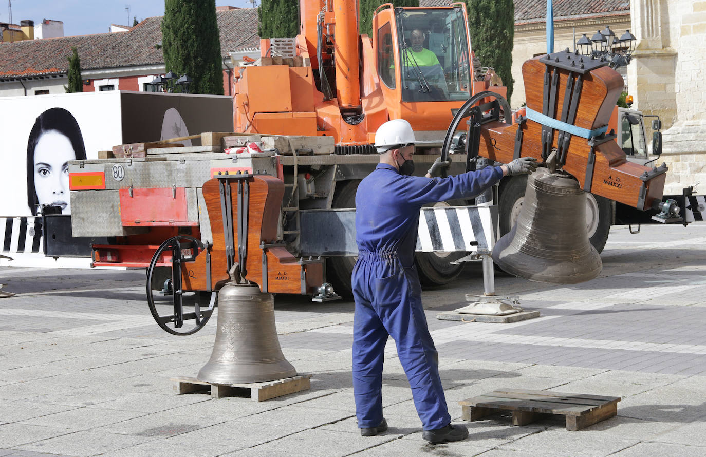 La grúa sube cuatro de las campanas que han sido restauradas en Saldaña.