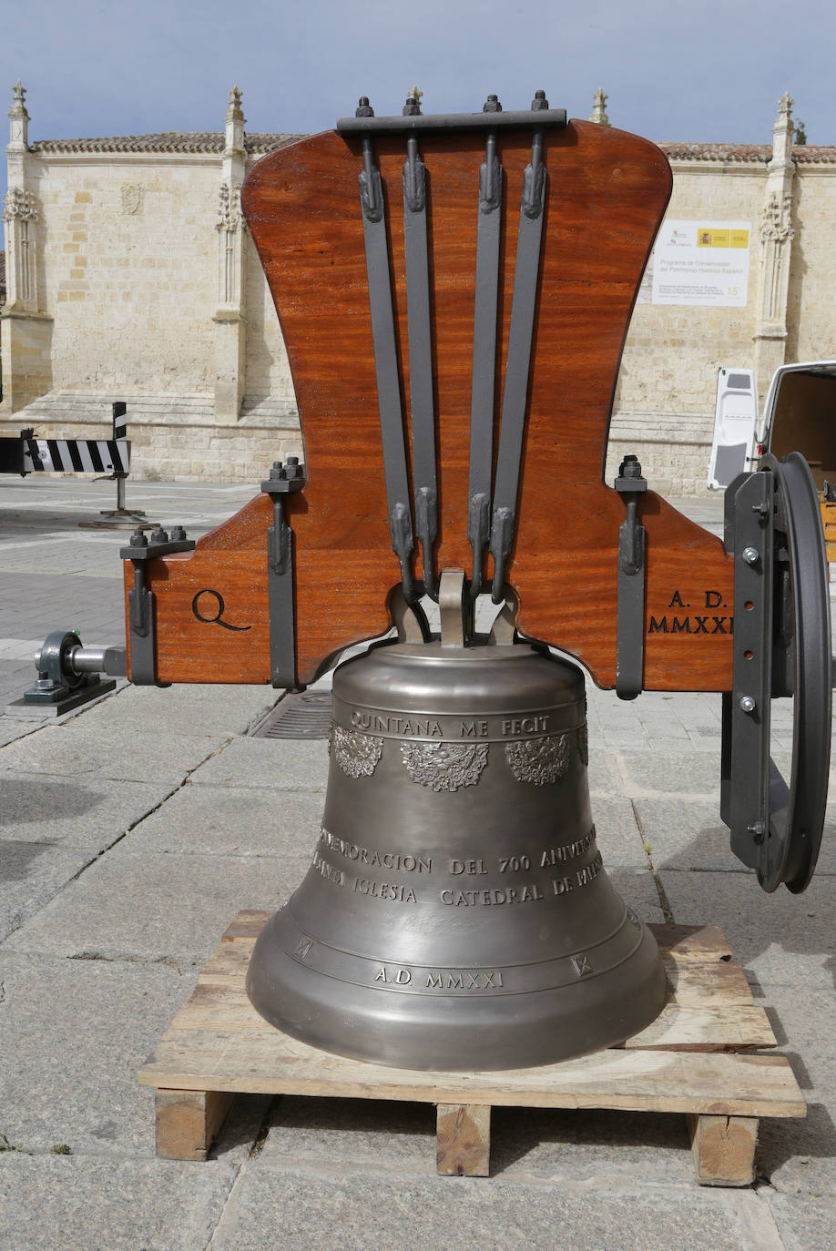 La grúa sube cuatro de las campanas que han sido restauradas en Saldaña.