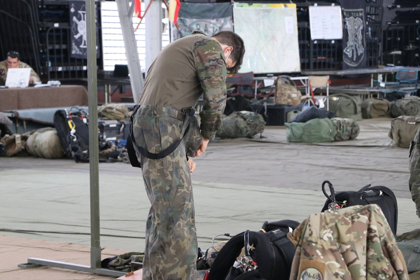 La Brigada Paracaidista pone en práctica el ejercicio Lone Paratrooper 2021 en el que 140 paracaidistas de España, Francia, Portugal y Estados Unidos se instruyen en el cielo inmejorable de la Academia Básica del Aire de la Virgen del Camino