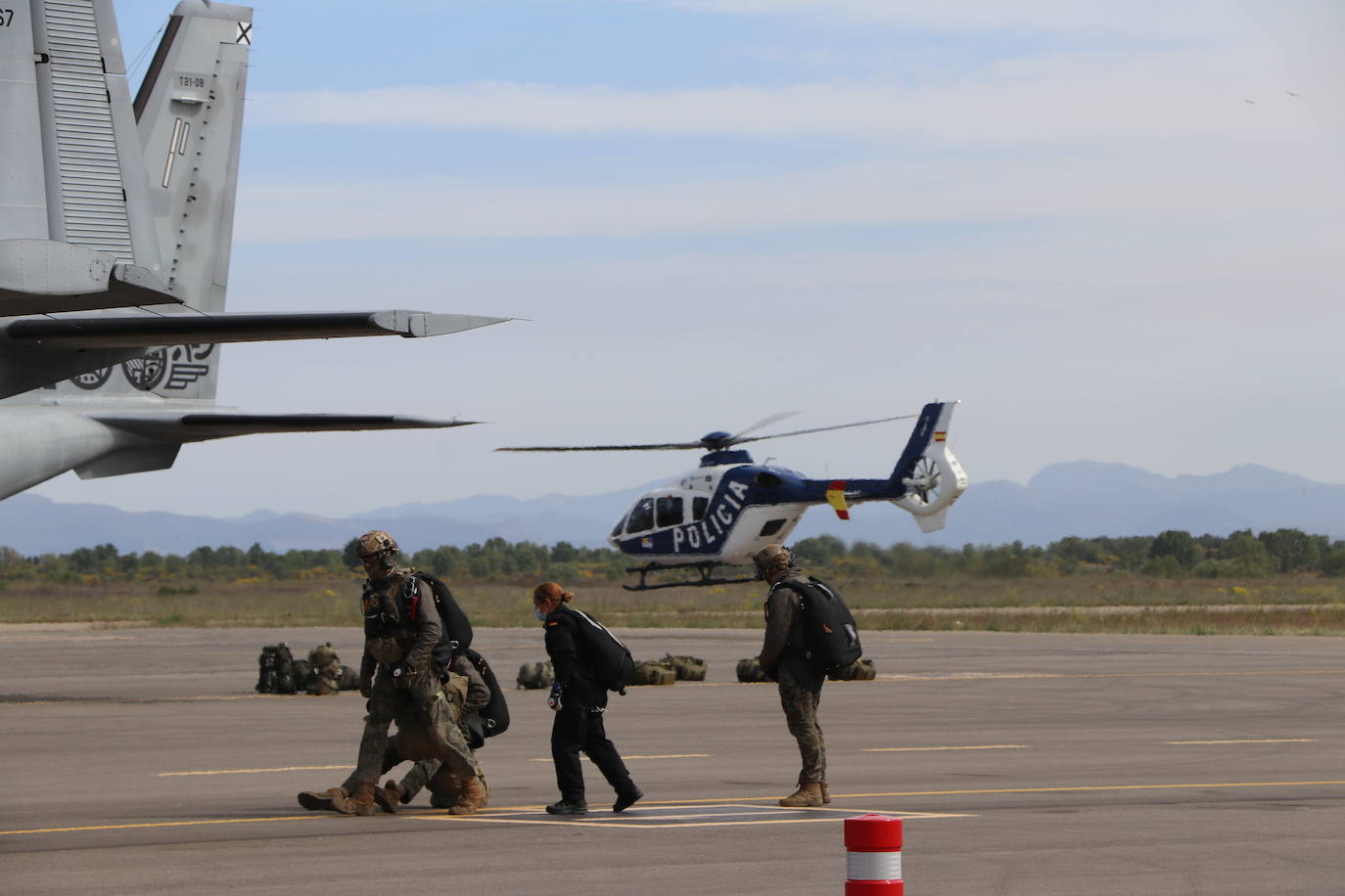 La Brigada Paracaidista pone en práctica el ejercicio Lone Paratrooper 2021 en el que 140 paracaidistas de España, Francia, Portugal y Estados Unidos se instruyen en el cielo inmejorable de la Academia Básica del Aire de la Virgen del Camino