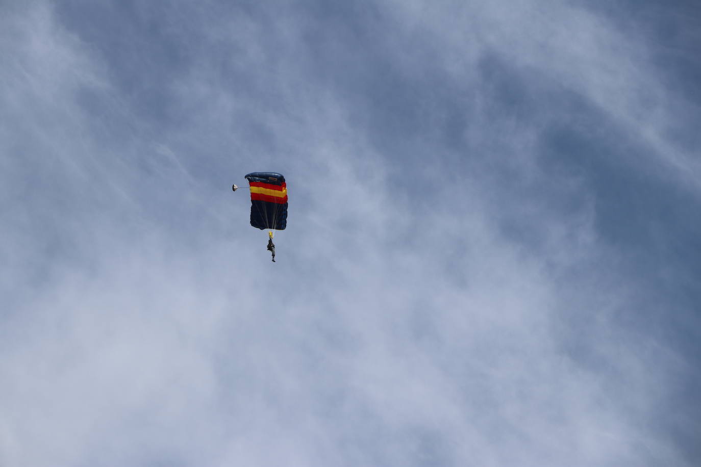 La Brigada Paracaidista pone en práctica el ejercicio Lone Paratrooper 2021 en el que 140 paracaidistas de España, Francia, Portugal y Estados Unidos se instruyen en el cielo inmejorable de la Academia Básica del Aire de la Virgen del Camino