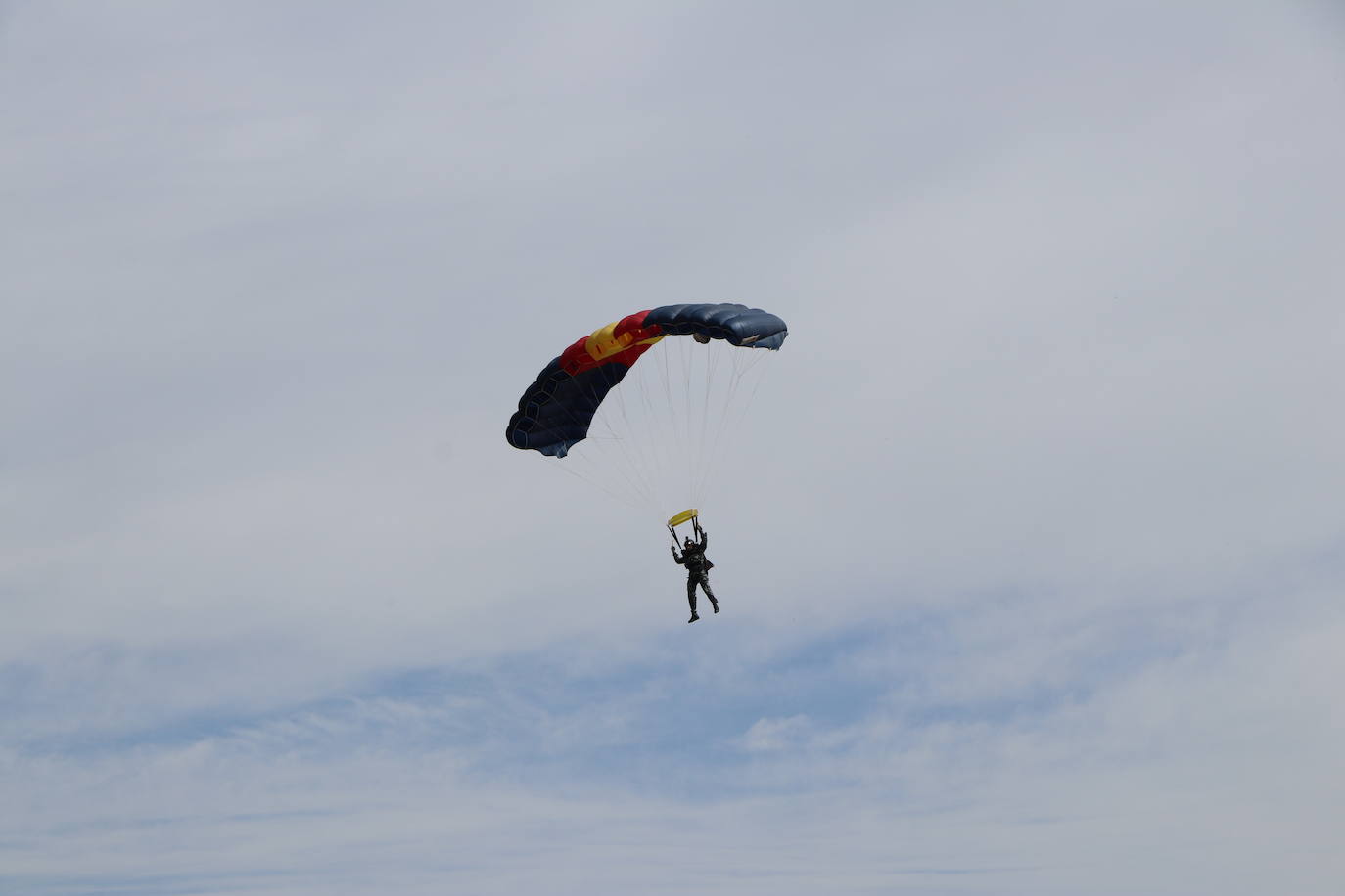 La Brigada Paracaidista pone en práctica el ejercicio Lone Paratrooper 2021 en el que 140 paracaidistas de España, Francia, Portugal y Estados Unidos se instruyen en el cielo inmejorable de la Academia Básica del Aire de la Virgen del Camino