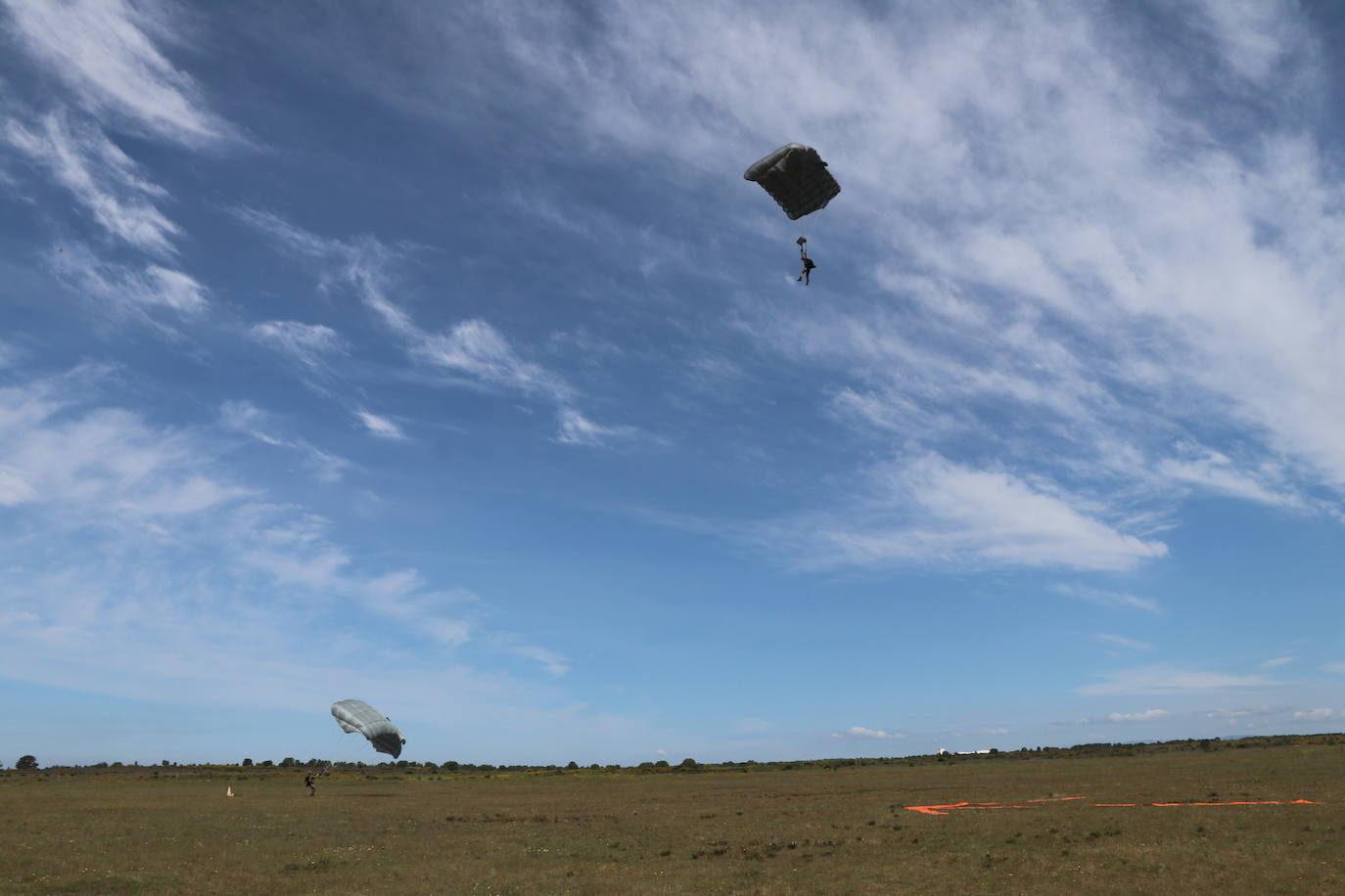 La Brigada Paracaidista pone en práctica el ejercicio Lone Paratrooper 2021 en el que 140 paracaidistas de España, Francia, Portugal y Estados Unidos se instruyen en el cielo inmejorable de la Academia Básica del Aire de la Virgen del Camino