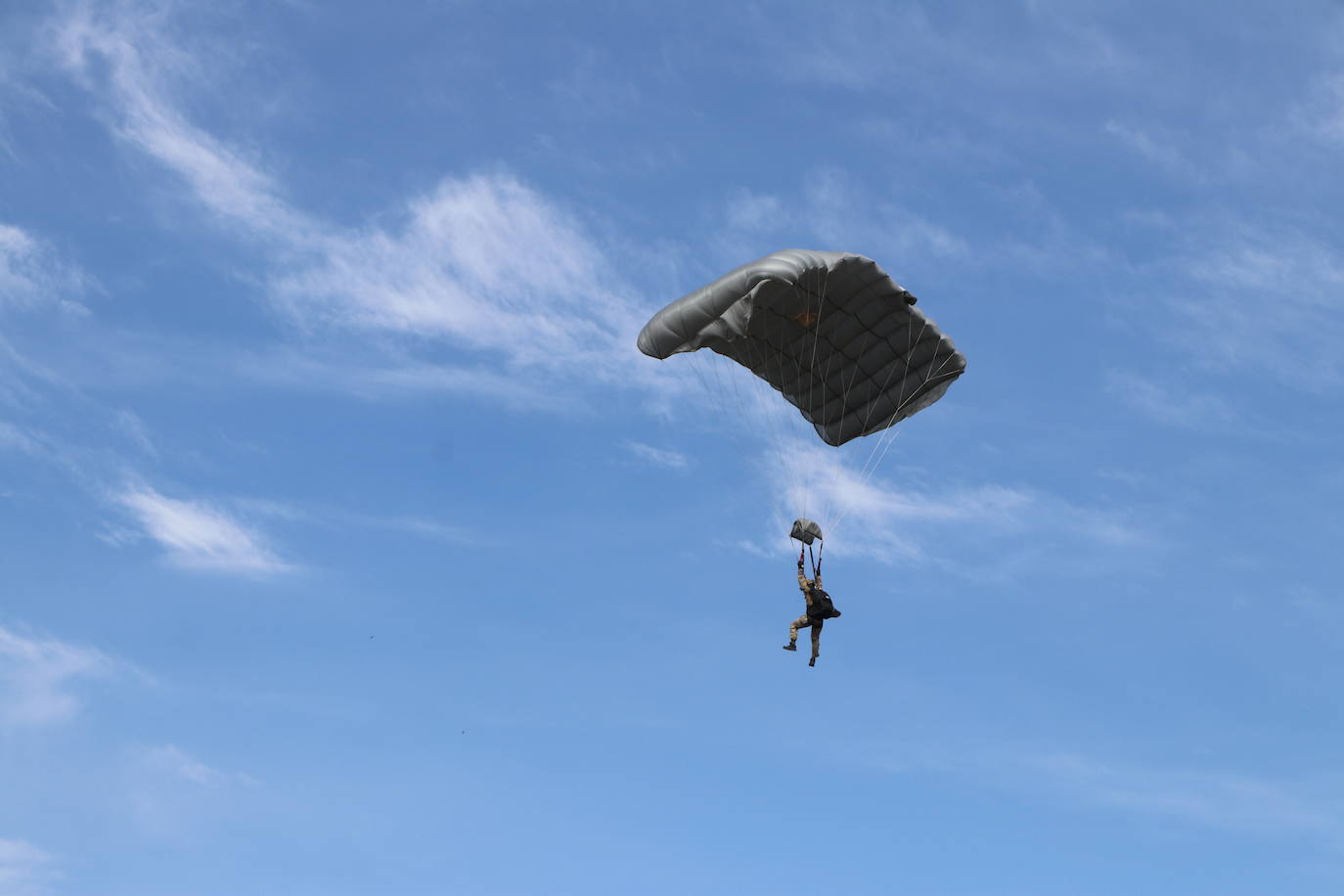 La Brigada Paracaidista pone en práctica el ejercicio Lone Paratrooper 2021 en el que 140 paracaidistas de España, Francia, Portugal y Estados Unidos se instruyen en el cielo inmejorable de la Academia Básica del Aire de la Virgen del Camino